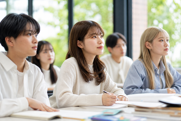 【教育業界の制作実績】M&A後の学校ブランドを再構築する学校案内パンフレット制作事例